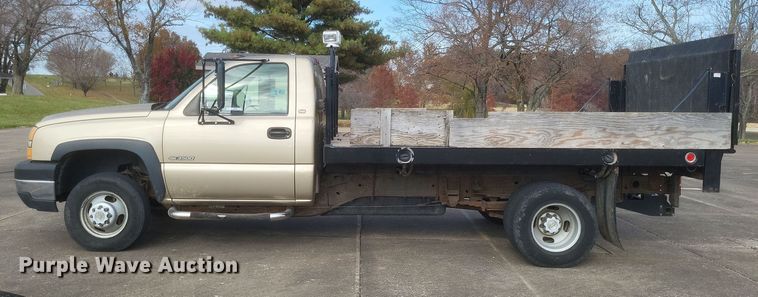 image for item MI9844 2005 Chevrolet Silverado 3500  flatbed pickup truck