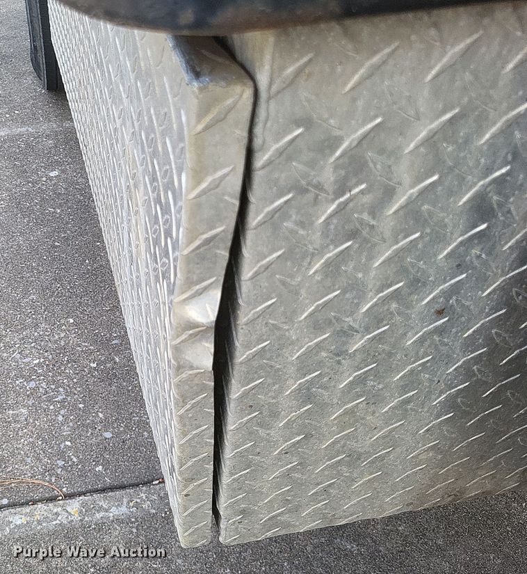 image for item MI9844 2005 Chevrolet Silverado 3500  flatbed pickup truck