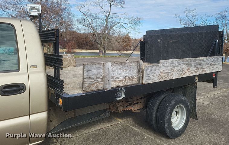 image for item MI9844 2005 Chevrolet Silverado 3500  flatbed pickup truck