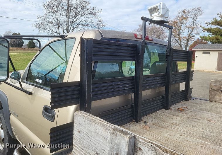 image for item MI9844 2005 Chevrolet Silverado 3500  flatbed pickup truck