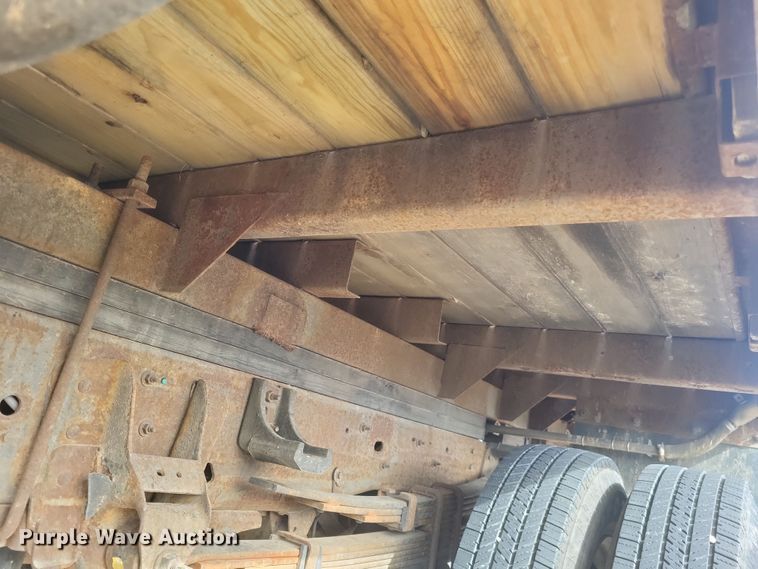 image for item MI9844 2005 Chevrolet Silverado 3500  flatbed pickup truck