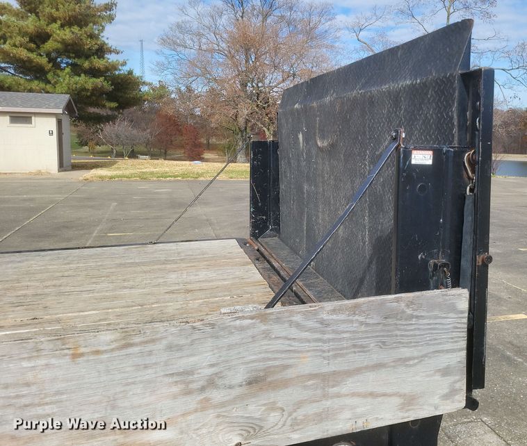 image for item MI9844 2005 Chevrolet Silverado 3500  flatbed pickup truck