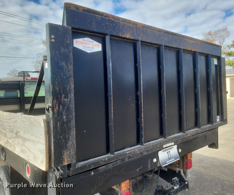 image for item MI9844 2005 Chevrolet Silverado 3500  flatbed pickup truck