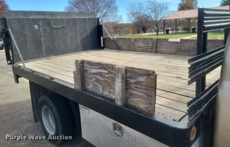 image for item MI9844 2005 Chevrolet Silverado 3500  flatbed pickup truck