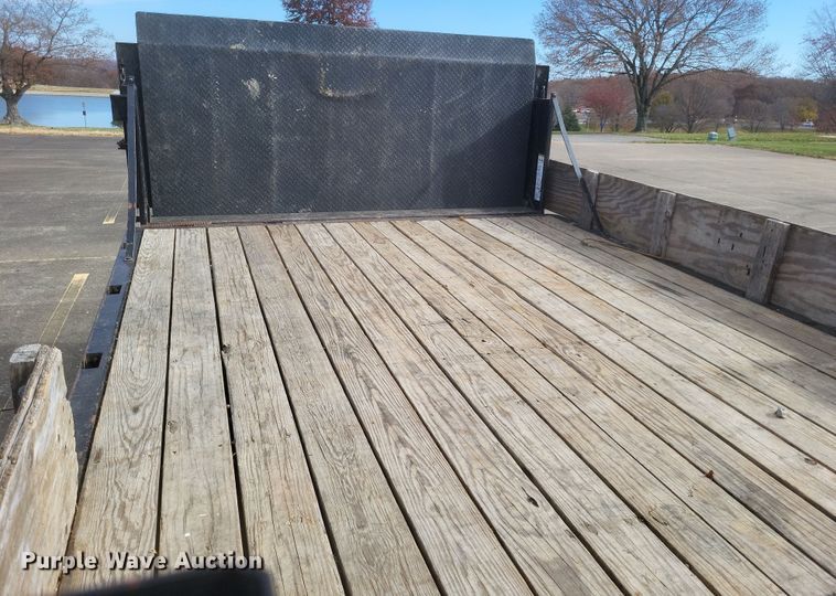 image for item MI9844 2005 Chevrolet Silverado 3500  flatbed pickup truck