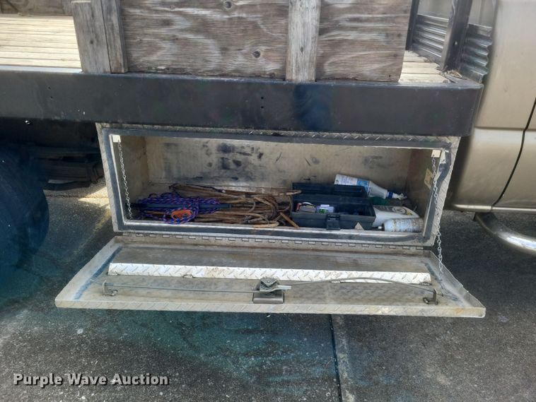 image for item MI9844 2005 Chevrolet Silverado 3500  flatbed pickup truck