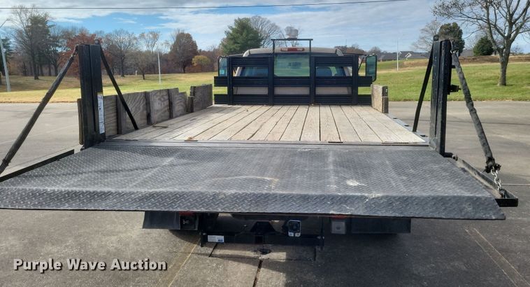 image for item MI9844 2005 Chevrolet Silverado 3500  flatbed pickup truck