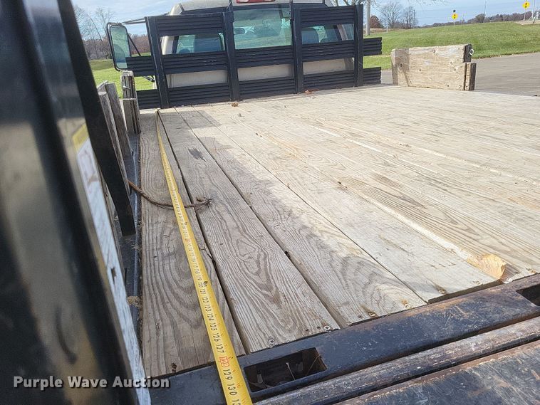 image for item MI9844 2005 Chevrolet Silverado 3500  flatbed pickup truck