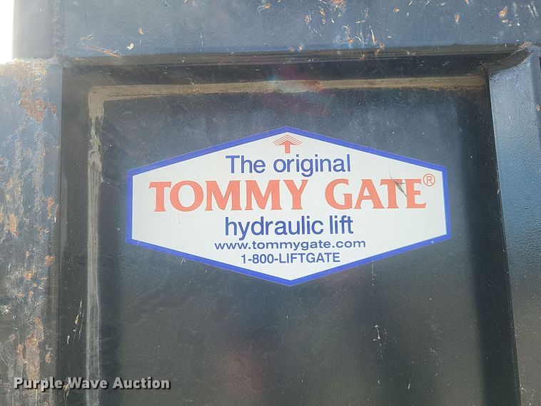 image for item MI9844 2005 Chevrolet Silverado 3500  flatbed pickup truck