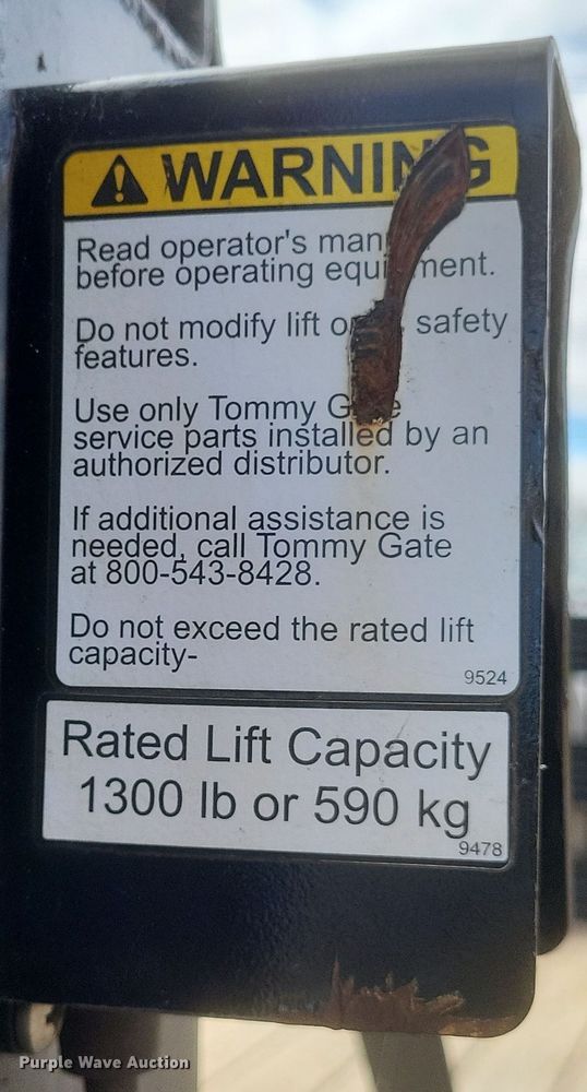 image for item MI9844 2005 Chevrolet Silverado 3500  flatbed pickup truck