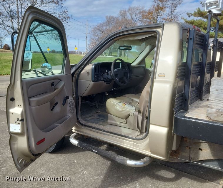 image for item MI9844 2005 Chevrolet Silverado 3500  flatbed pickup truck