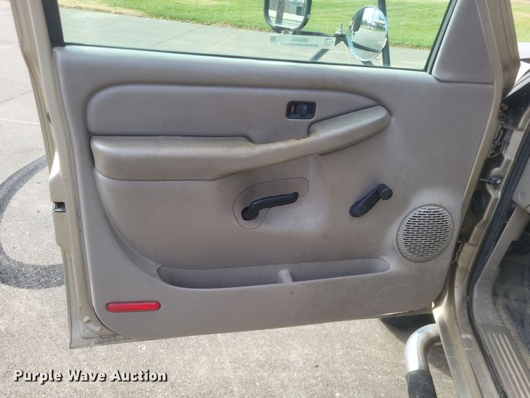 image for item MI9844 2005 Chevrolet Silverado 3500  flatbed pickup truck