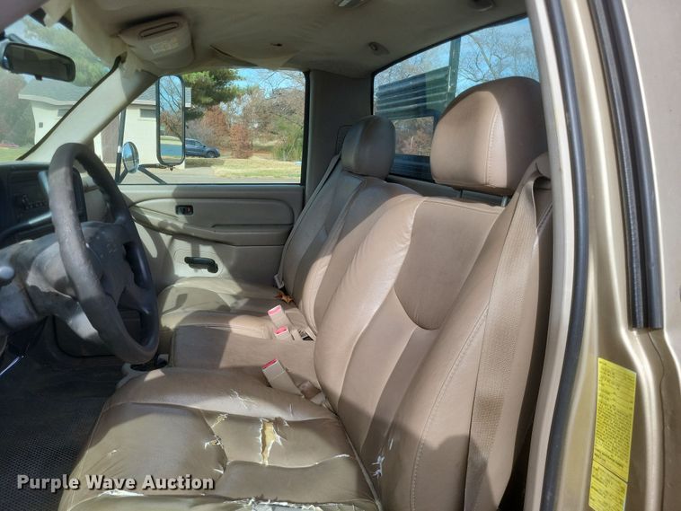 image for item MI9844 2005 Chevrolet Silverado 3500  flatbed pickup truck