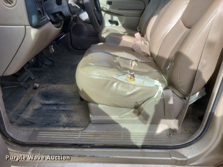 image for item MI9844 2005 Chevrolet Silverado 3500  flatbed pickup truck