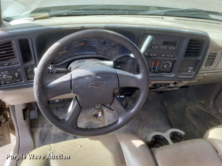 image for item MI9844 2005 Chevrolet Silverado 3500  flatbed pickup truck