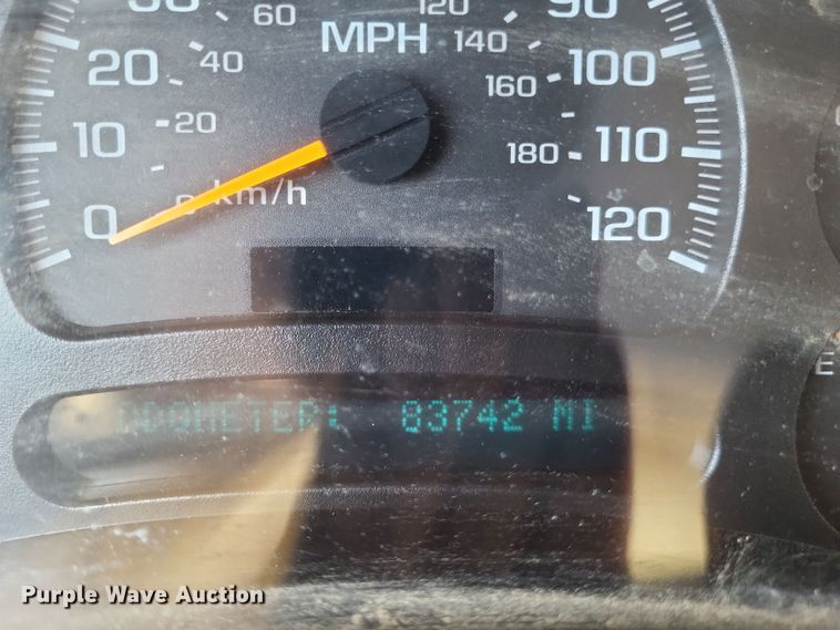 image for item MI9844 2005 Chevrolet Silverado 3500  flatbed pickup truck