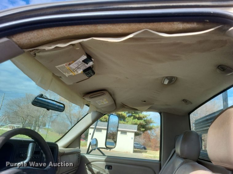 image for item MI9844 2005 Chevrolet Silverado 3500  flatbed pickup truck