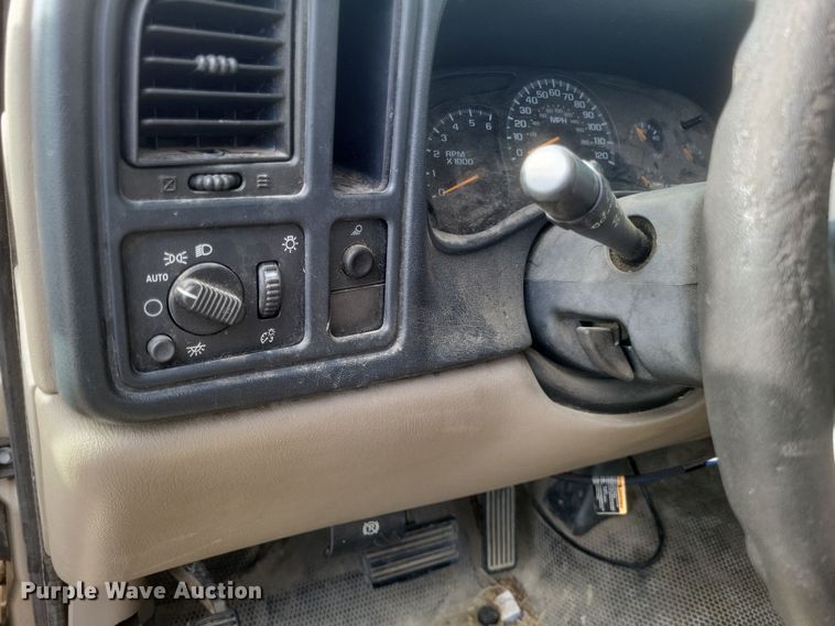 image for item MI9844 2005 Chevrolet Silverado 3500  flatbed pickup truck