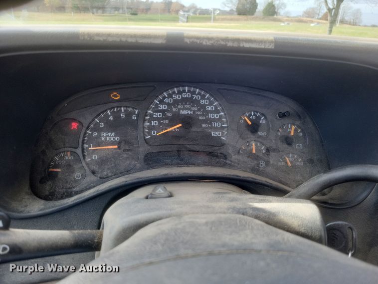 image for item MI9844 2005 Chevrolet Silverado 3500  flatbed pickup truck