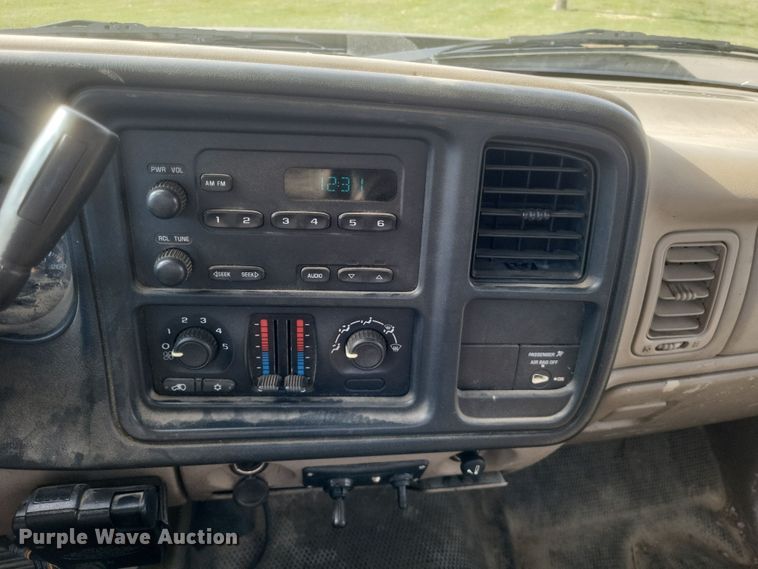 image for item MI9844 2005 Chevrolet Silverado 3500  flatbed pickup truck