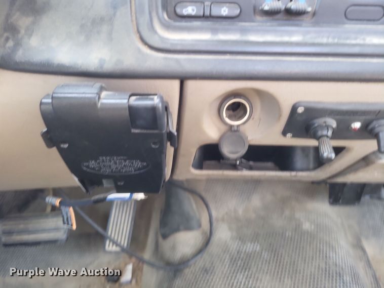 image for item MI9844 2005 Chevrolet Silverado 3500  flatbed pickup truck