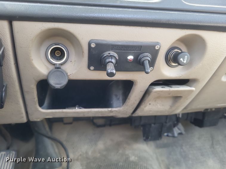 image for item MI9844 2005 Chevrolet Silverado 3500  flatbed pickup truck