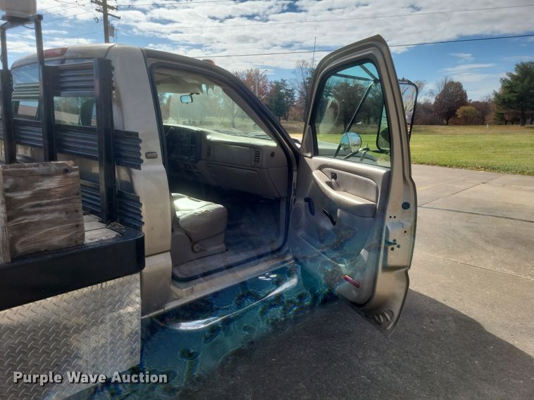 image for item MI9844 2005 Chevrolet Silverado 3500  flatbed pickup truck