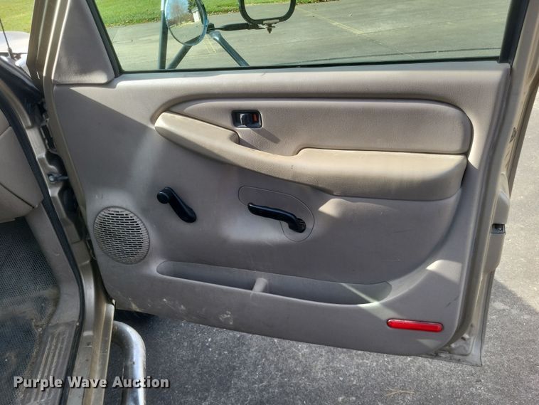 image for item MI9844 2005 Chevrolet Silverado 3500  flatbed pickup truck