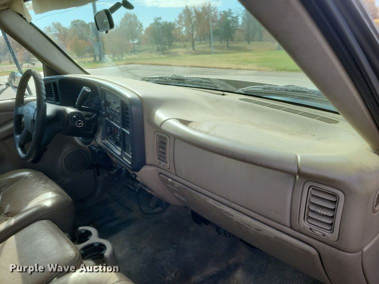 image for item MI9844 2005 Chevrolet Silverado 3500  flatbed pickup truck