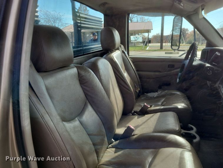 image for item MI9844 2005 Chevrolet Silverado 3500  flatbed pickup truck