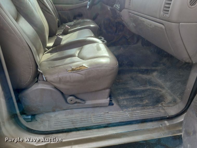 image for item MI9844 2005 Chevrolet Silverado 3500  flatbed pickup truck