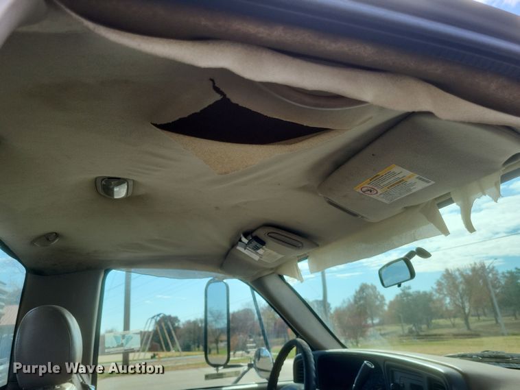 image for item MI9844 2005 Chevrolet Silverado 3500  flatbed pickup truck