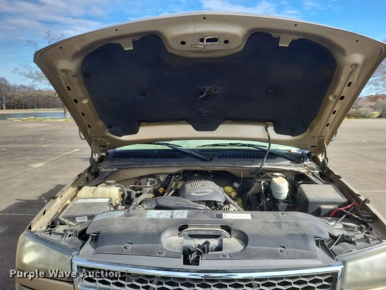 image for item MI9844 2005 Chevrolet Silverado 3500  flatbed pickup truck