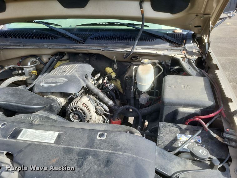 image for item MI9844 2005 Chevrolet Silverado 3500  flatbed pickup truck