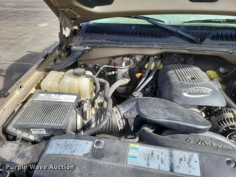 image for item MI9844 2005 Chevrolet Silverado 3500  flatbed pickup truck