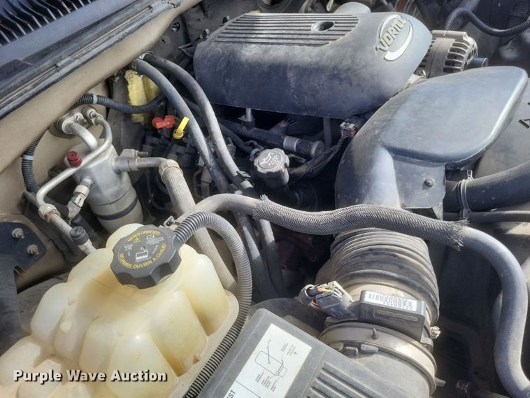 image for item MI9844 2005 Chevrolet Silverado 3500  flatbed pickup truck