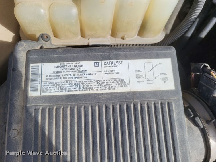 image for item MI9844 2005 Chevrolet Silverado 3500  flatbed pickup truck