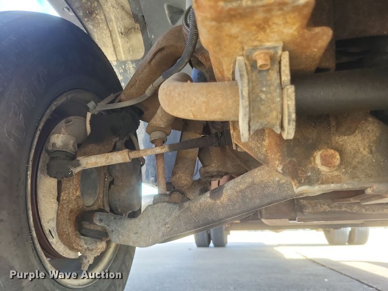 image for item MI9844 2005 Chevrolet Silverado 3500  flatbed pickup truck