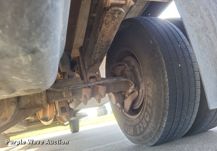 image for item MI9844 2005 Chevrolet Silverado 3500  flatbed pickup truck