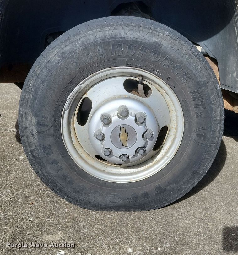 image for item MI9844 2005 Chevrolet Silverado 3500  flatbed pickup truck