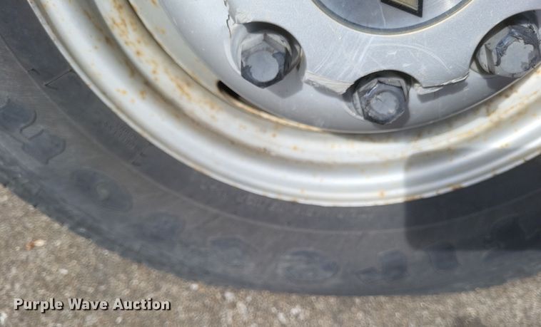 image for item MI9844 2005 Chevrolet Silverado 3500  flatbed pickup truck