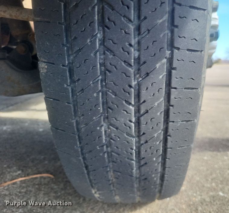 image for item MI9844 2005 Chevrolet Silverado 3500  flatbed pickup truck