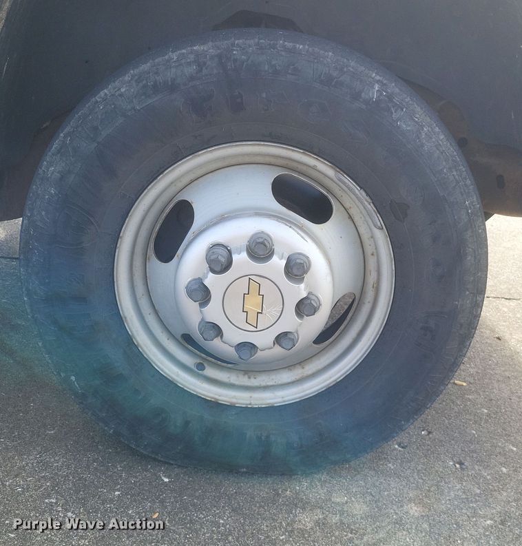 image for item MI9844 2005 Chevrolet Silverado 3500  flatbed pickup truck