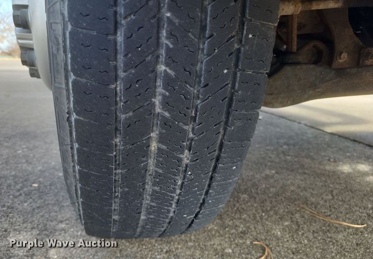 image for item MI9844 2005 Chevrolet Silverado 3500  flatbed pickup truck