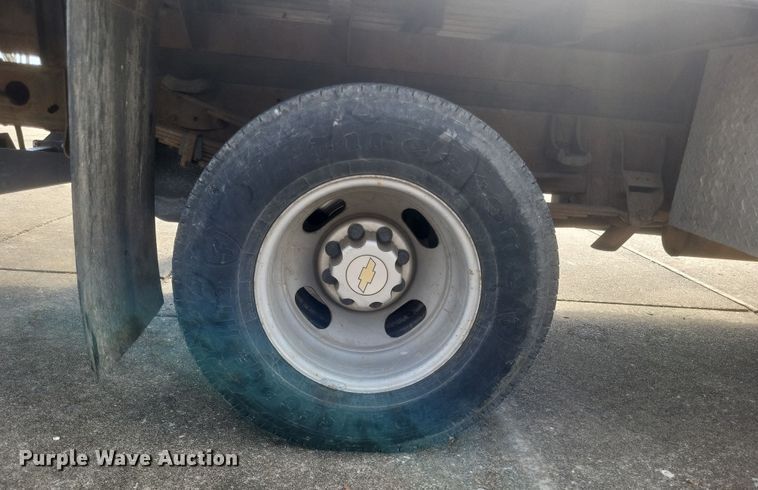 image for item MI9844 2005 Chevrolet Silverado 3500  flatbed pickup truck