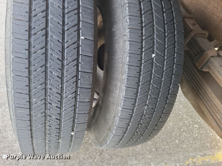 image for item MI9844 2005 Chevrolet Silverado 3500  flatbed pickup truck