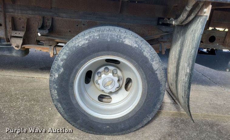 image for item MI9844 2005 Chevrolet Silverado 3500  flatbed pickup truck