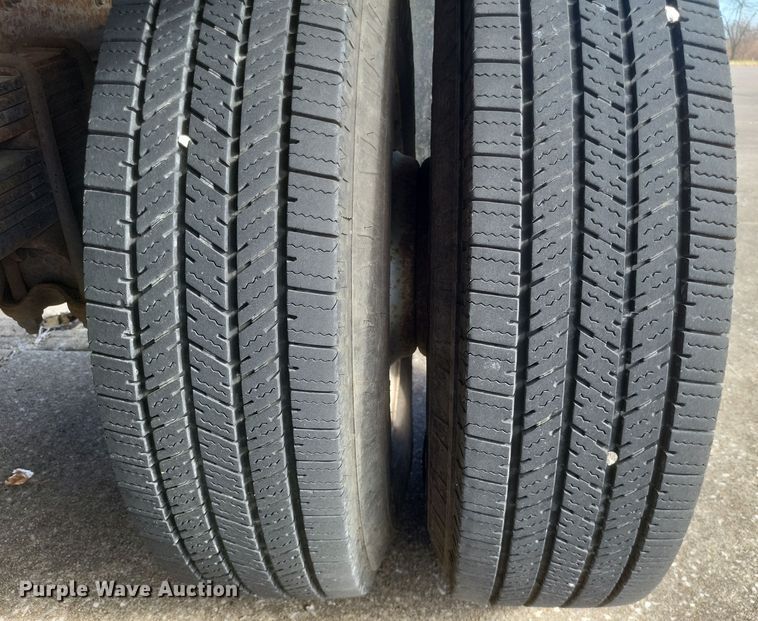 image for item MI9844 2005 Chevrolet Silverado 3500  flatbed pickup truck