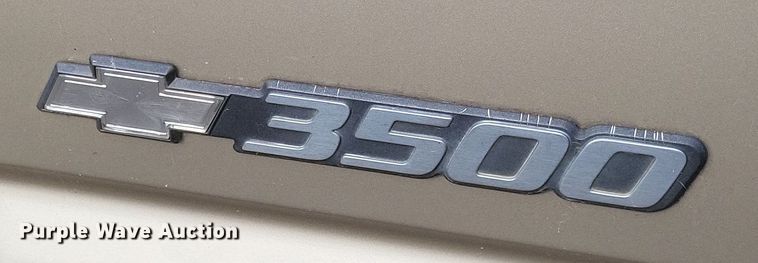 image for item MI9844 2005 Chevrolet Silverado 3500  flatbed pickup truck