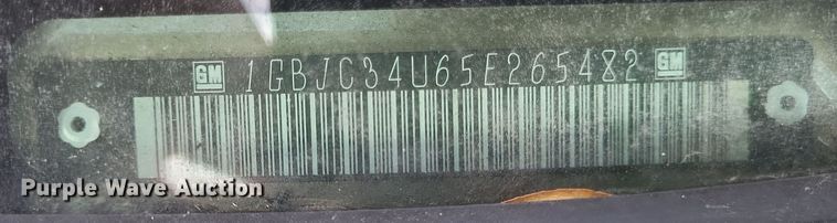 image for item MI9844 2005 Chevrolet Silverado 3500  flatbed pickup truck